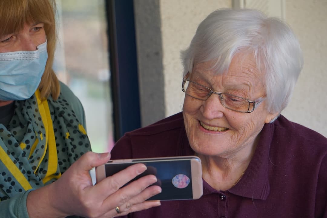 Senior utilisant un smartphone